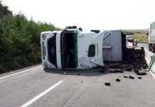 O basculantă cu cărbune din Gorj, răsturnată la Pielești! Un pasager, rănit