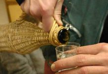 Cercetată după ce i-a furat țuica vecinei