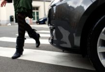 Tânără lovită pe trecerea de pietoni! Șoferul a fugit