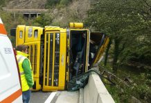 Tir încărcat cu piese metalice, răsturnat în Defileul Jiului