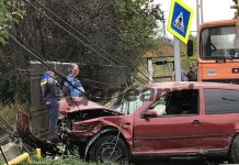 A fugit beat, după ce a dărâmat cu mașina doi stâlpi, un hidrant și un gard al unei școli!