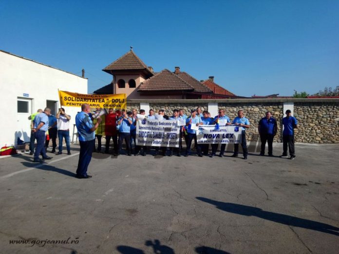 Joi, protest la Penitenciarul Târgu Jiu