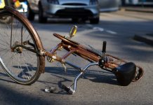 S-a oprit cu bicicleta în zid, după ce a rămas fără frâne