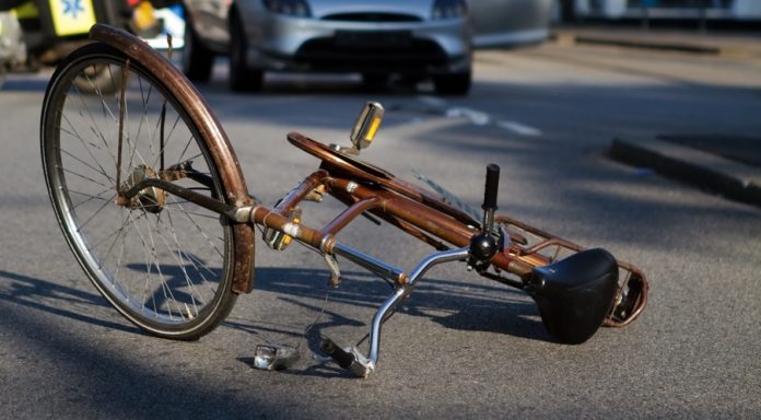 Târgu Jiu: Biciclist acroșat de un autovehicul