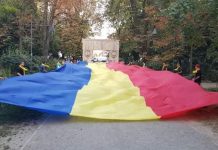Tricolor uriaș, expus de tinerii liberali, pe Calea Eroilor