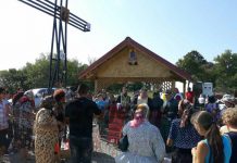 La iniţiativa preotului paroh Cristinel Rotariu, Locuitorii şi enoriaşii satului Bobu au ridicat o troiţă pe care au sfinţit-o de Sf. Maria Mică