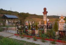 Un octogenar și-a făcut mausoleu de viu în Cimitirul Turburea! – Omul și-a amplasat propriul bust, statuia unui câine și doi lei, lângă locul în care se va odihni după moarte