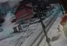 Zăpadă la Rânca! Drumarii acţionează pe DN 67 C