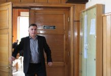 Gropile dintr-un drum comunal din Berlești, astupate cu ciment! Artera, turnată într-o singură noapte