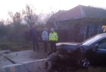 Un mort şi un rănit, după ce maşina în care se aflau a intrat într-un cap de pod, la Vârț