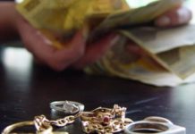 Prinși după ce au furat bijuterii și bani dintr-o garsonieră