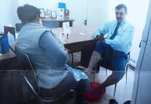 Directorul Direcției Patrimoniu, pus să dea notă explicativă pentru poza cu subalterna, care îi face pedichiura în birou