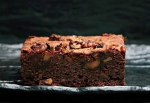 Rețeta săptămânii – Brownie cu nuci și multă ciocolată