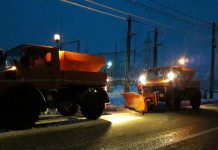 Zeci de utilaje și peste două sute de tone de material antiderapant, pe drumurile naționale din Gorj