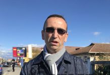 A pus panseluțe în gropile în care își “rupe” troleibuzul