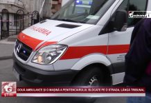 DOUĂ AMBULANȚE ȘI O MAȘINĂ A PENITENCIARULUI, BLOCATE PE O STRADA, LÂNGĂ TRIBUNAL