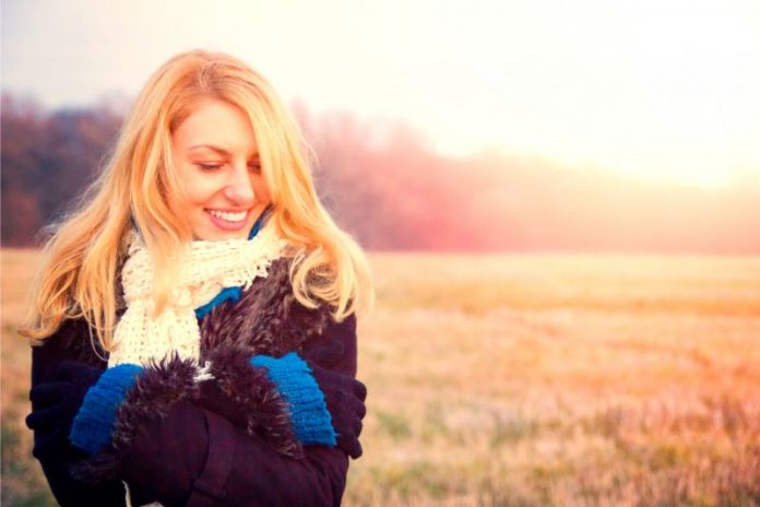 femeie-pe-camp-toamna