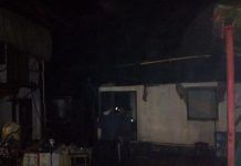 Acoperișul unei case, distrus de flăcări, după ce proprietarii ar fi ars deșeuri în curte