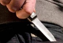 Atacat cu un cuțit în scara blocului