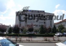 Tânărul acuzat că și-a omorât vecinul în bătaie rămâne în arest în timpul procesului