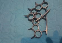 Tineri prinși cu obiecte periculoase în bar