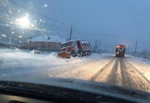 Utilaj de deszăpezire, în șanț! Șoferul a evitat un accident în ultimul moment