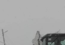 Unicul utilaj pentru deszăpezirea comunei Cîlnic a rămas în pana prostului! Buldoexcavatorul fără motorină a blocat toată circulația