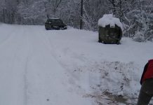 Localnici din Samarinești, fără curent de 4 zile! Stâlp atârnând în fire, la mică distanță de școală