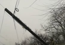 Un stâlp situat lângă Școala Gimnazială Samarinești stă să cadă de câteva zile! Elevii, în pericol