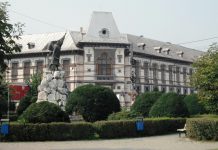 Zeci de elevi ai unor școli din Târgu-Jiu, premiați de municipalitate