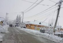 Sate din Roșia de Amaradia, în beznă de 6 zile! Dezastru pe drumurile din localitate, dezastruoasă este și activitatea de deszăpezire