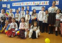 Micii Românași sărbătorind Centenarul