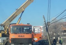 FOTO: O mașină a intrat într-un stâlp, la Scoarța