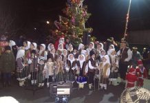 Tradiția, păstrată la Boroșteni! Moș Crăciun, ajutat de Obștea Peștișani, așteptat cu colinde, cântec și dans popular
