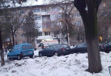 Foto: O ambulanță, nevoită să circule pe trotuar pentru a ajunge la un motrean grav bolnav!