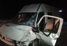 Ambulanţă implicată într-un accident la Bălcești! Pacientul și doi șoferi, la spital