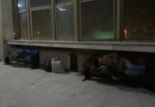 Gara Târgu-Jiu, raiul boschetarilor! Oamenii străzii dorm după caloriferele din sala de așteptare, urinând lângă ei, iar călătorii tremură pe peron