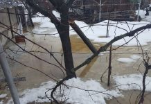 Două gospodării din Râpa, inundate de la o rigolă, care nu preia corespunzător apa rezultată în urma ploilor și din topirea zăpezii