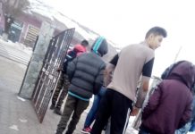 Uniformele pentru elevii unei școli din Câlnic, motiv de controverse în comună! Părinții, reticenți în privința articolelor vestimentare de 200 de lei