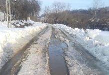 Video: Drumul spre dispensarul și școlile din Samarinești, impracticabil din cauza zăpezii! Doi șoferi au rămas împotmoliți, după ce și-au distrus componente ale autoturismelor