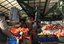 Pungile de plastic încă nu au fost retrase de la tarabe