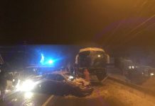 Accident între un autocar cu 20 de pasageri și o mașină