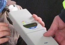 În stare de ebrietate și fără permis, un bărbat a intrat cu mașina în gard