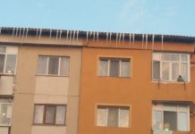 Pompieri de la ISU Gorj au făcut recensământul țurțurilor de pe blocurile din Târgu-Jiu