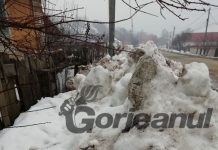 O locuință din Fărcășești, îngropată de zăpada aruncată pe gardul său de autorități!