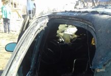 FOTO: Incendiu la o mașină, în curtea unui localnic din Runcu