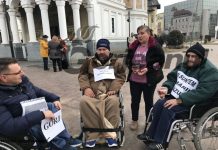 Protest al persoanelor cu handicap în fața Prefecturii