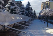 GALERIE FOTO Corturile destinate comercianților de mărțișoare, doborâte de viscol