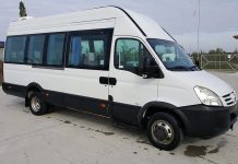 Pasager rănit, după ce șoferul unui microbuz a frânat brusc