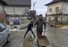 Romii din Meteor, la roabă și lopată pentru a scăpa de gropi!